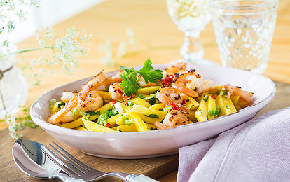 Салат с манго, жареными креветками, зеленым луком и перцем чили