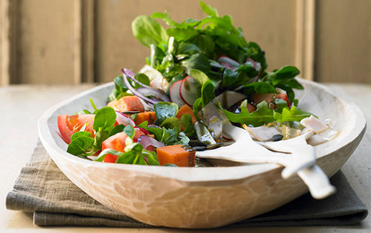 Салат с тыквенными семечками, тыквой, помидорами и курицей