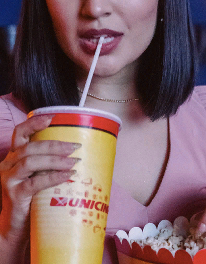 10 продуктов, которые придают зубам некрасивый оттенок (и как этого избежать, не исключая их из рациона)