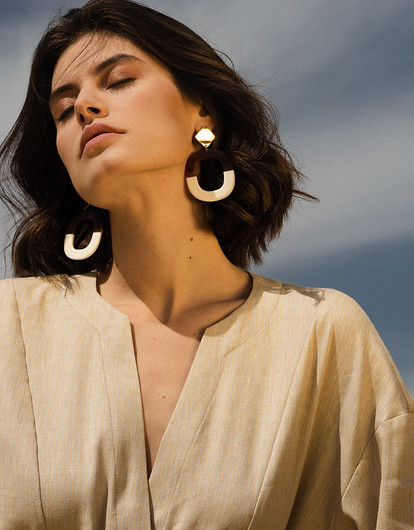 Модный дайджест: украшения в честь «Круэллы», лукбук из Дагестана и много украшений