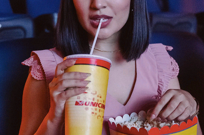 10 продуктов, которые придают зубам некрасивый оттенок (и как этого избежать, не исключая их из рациона)