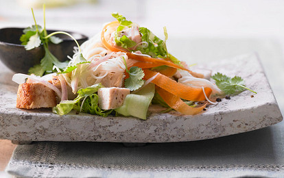 Салат с курицей, огурцом, китайской капустой и фунчозой