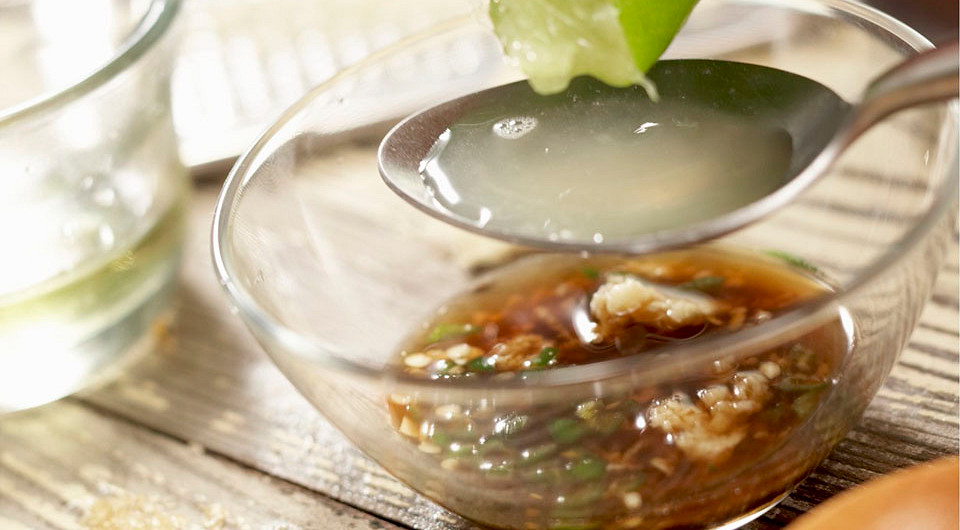 Салат с курицей, огурцом, китайской капустой и фунчозой - фото шага 6