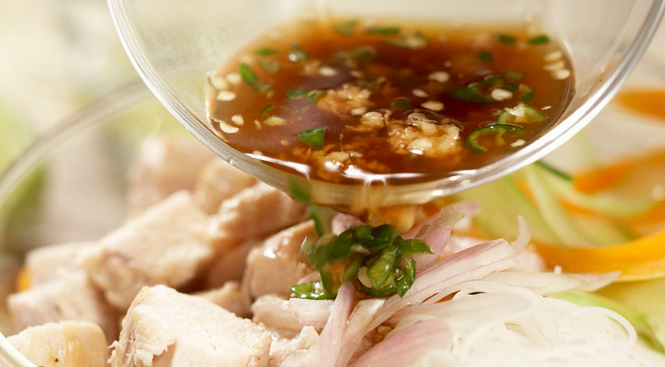 Салат с курицей, огурцом, китайской капустой и фунчозой - фото шага 7