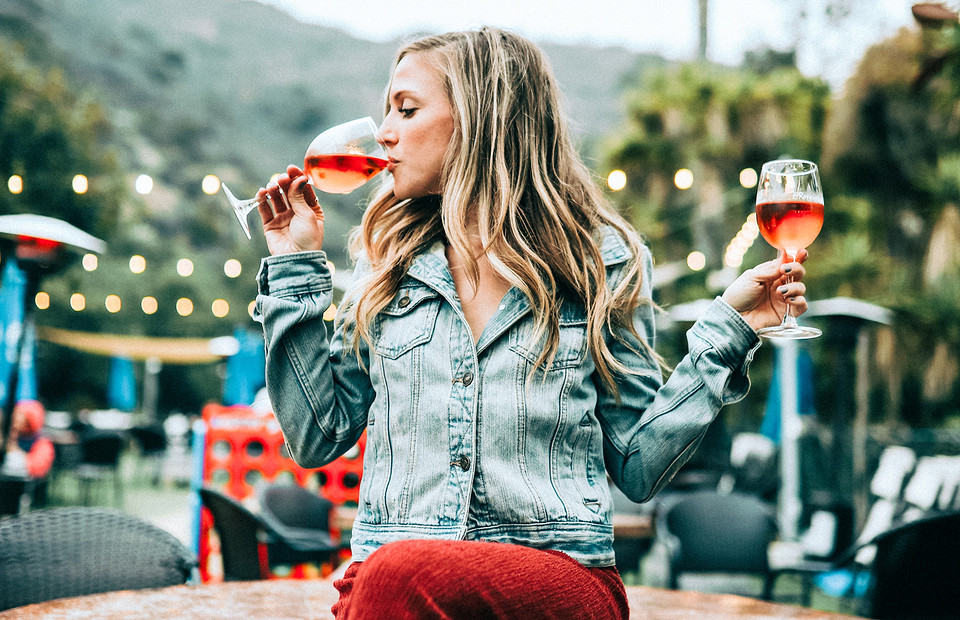 Как правильно держать бокал с вином: основы этикета и советы для красивого кадра