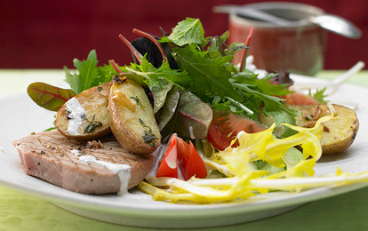 Тунец на гриле с салатом из картофеля и помидоров