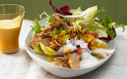 Овощной салат с курицей, пармезаном и кукурузой