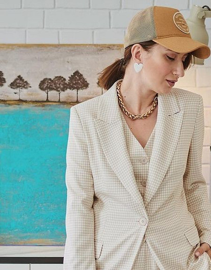 От бейсболки до сумки необычной формы: 5 вещей, которые должны быть в гардеробе этим летом