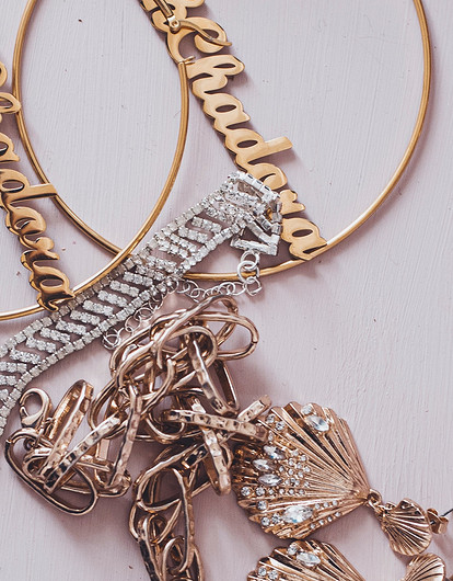 Так уже не носят: 5 типов ювелирных украшений, которые стоит спрятать подальше