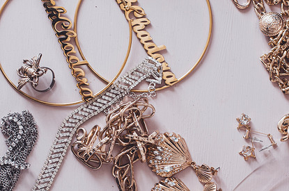 Так уже не носят: 5 типов ювелирных украшений, которые стоит спрятать подальше