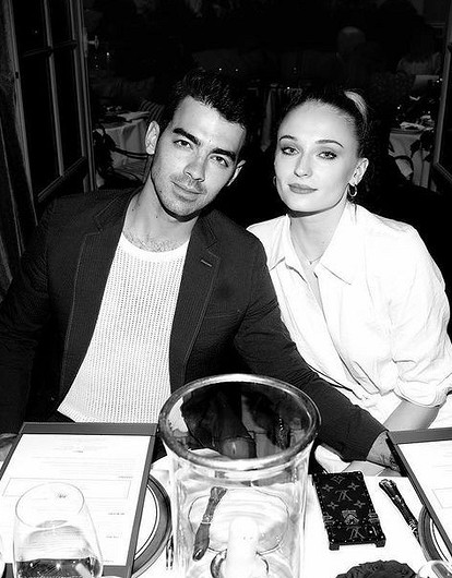 Софи Тернер и Джо Джонас показали редкие снимки с секретной свадьбы