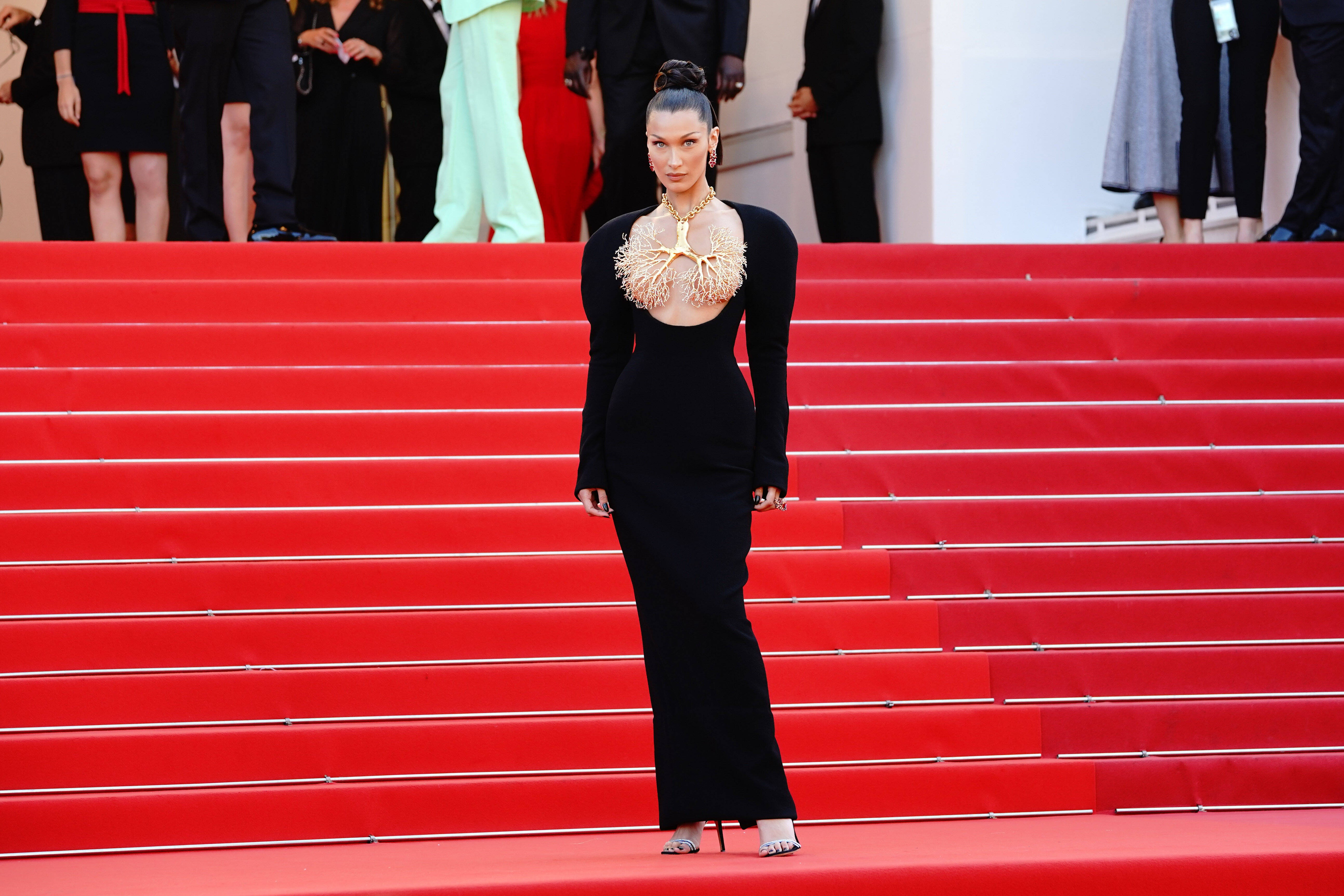 Белла Хадид едва прикрыла бюст золотыми бронхами на Каннском кинофестивале