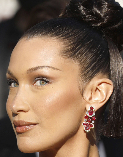 Белла Хадид едва прикрыла бюст золотыми бронхами на Каннском кинофестивале