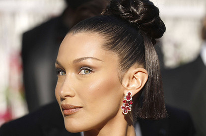 Белла Хадид едва прикрыла бюст золотыми бронхами на Каннском кинофестивале