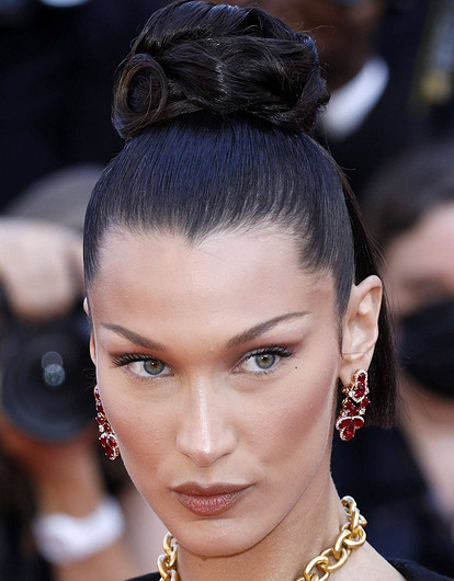 Беллу Хадид засняли за поцелуями с новым парнем на отдыхе в Каннах