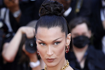 Беллу Хадид засняли за поцелуями с новым парнем на отдыхе в Каннах