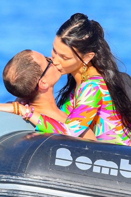 Беллу Хадид засняли за поцелуями с новым парнем на отдыхе в Каннах