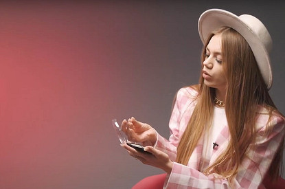 Что в косметичке у блогера: Диана Литвинова