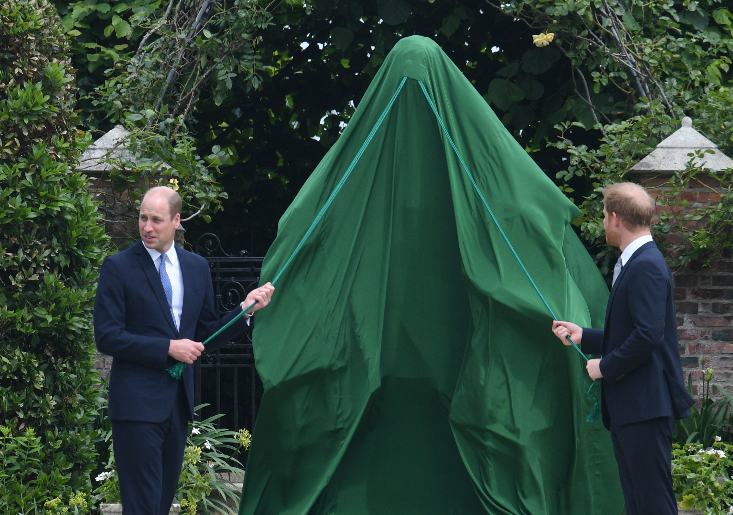 Эксперты раскрыли правду об отношениях между принцем Гарри и Уильямом после открытия статуи принцессы Дианы