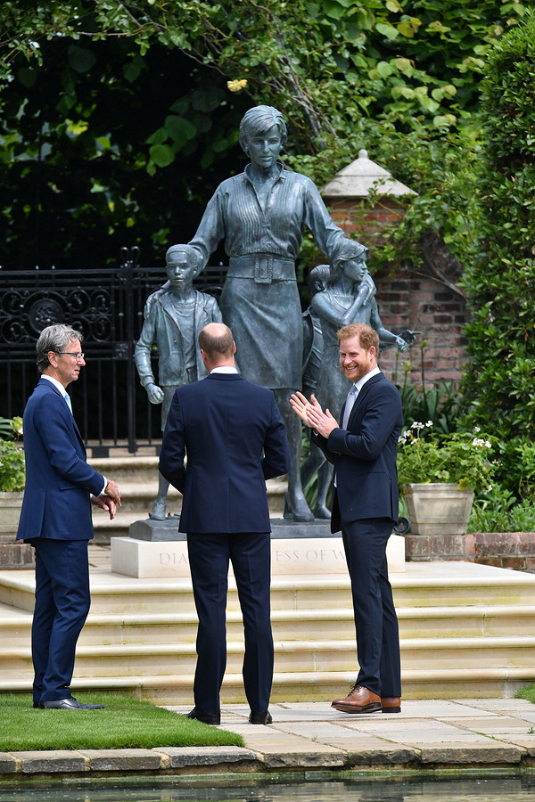Эксперты раскрыли правду об отношениях между принцем Гарри и Уильямом после открытия статуи принцессы Дианы