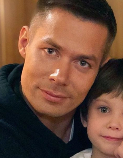 В отношении женщины, напавшей на сына Стаса Пьехи, возбудили уголовное дело