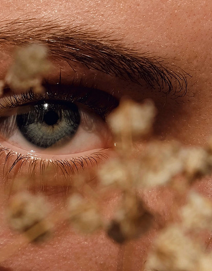 Микроблейдинг или пудровое нанесение: какой вариант «татуажа» бровей актуальнее