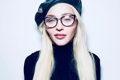 Мадонна опубликовала смелые фотографии в коротких шортах