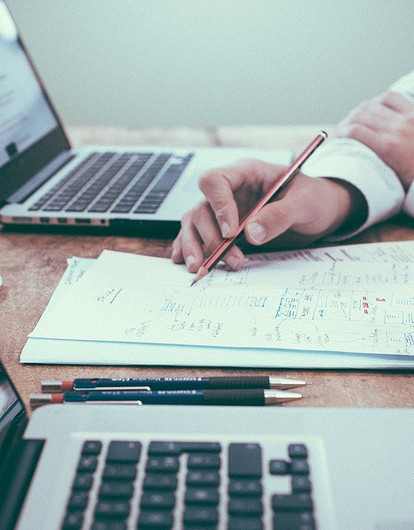 Львам нужно навести порядок в делах, а Весам — задуматься о своем бизнесе: карьерный гороскоп на август 2021 года