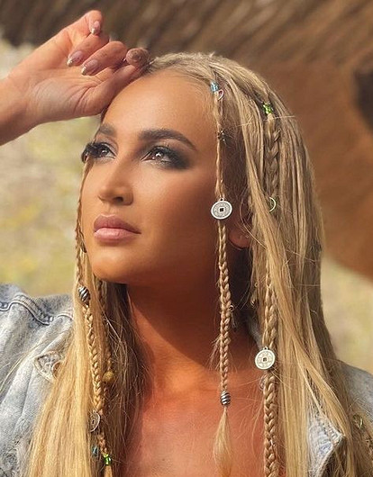 «Моя мечта»: Ольга Бузова насмешила поклонников слезами из-за крыши в Греции (видео)