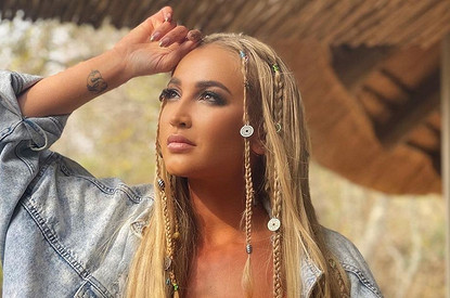 «Моя мечта»: Ольга Бузова насмешила поклонников слезами из-за крыши в Греции (видео)