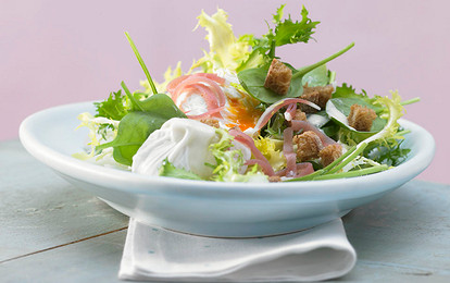 Салат с яйцами пашот, ветчиной и сухариками