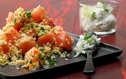 Салат из булгура и арбуза с пикантным йогуртовым соусом