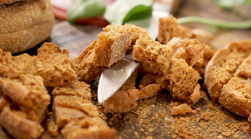 Салат с яйцами пашот, ветчиной и сухариками - фото шага 3