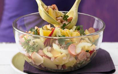 Салат с картофелем, фасолью, яблоками и сосисками