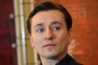 «Ждем третьего»: Сергей Безруков показал беременную жену в честь праздника (видео)