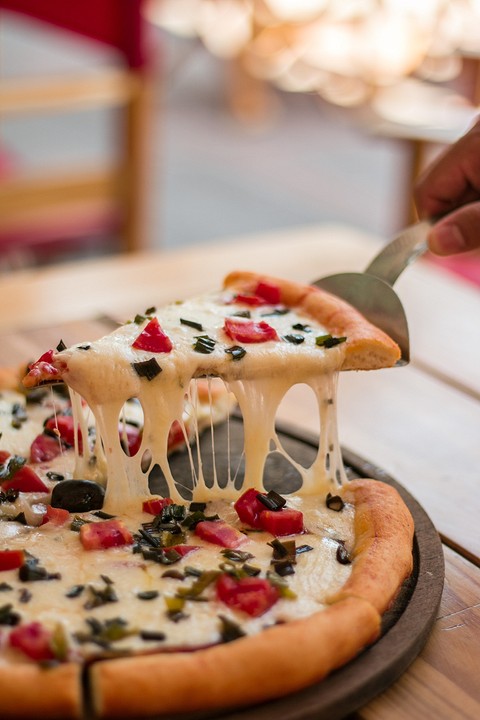 Идеальный сыр для пиццы — тот, что имеет солоноватый вкус, хорошо тянется и растекается. Такие качества есть как минимум у 9 сортов сыров. Например, итальянцы чаще все...