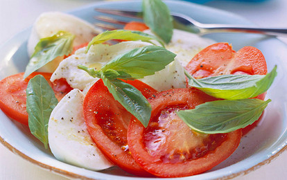 Салат капрезе с помидорами, моцареллой и базиликом