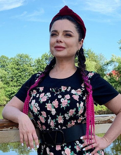 Обвиняемая в краже драгоценностей Наташи Королевой сбежала из страны