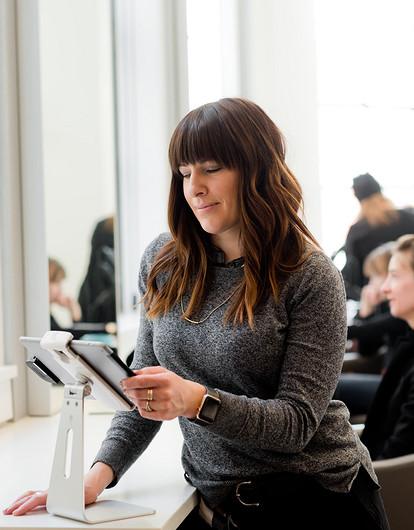 6 самых подходящих и востребованных профессий для общительных девушек