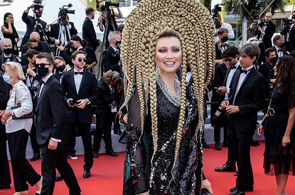 Лена Ленина соорудила на голове кокошник из волос для Каннского кинофестиваля