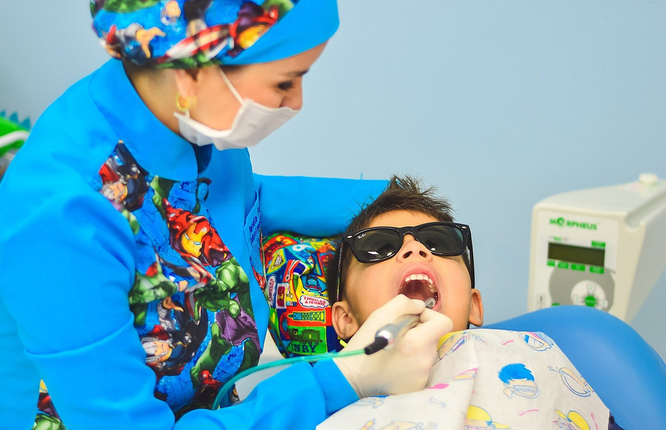 Пасты и щетки мало: 7 главных вопросов о профессиональной гигиене зубов