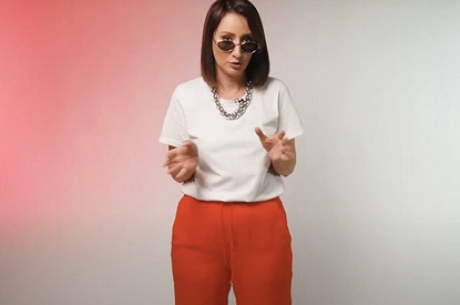 Как носить белую футболку: 5 беспроигрышных вариантов от стилиста