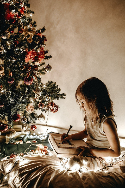 «Это было под Новый год. Родители нарядили елку. Мне было около 4 лет и до нижних веток я могла спокойно доставать. Я была довольно спокойным и беспроблемным...