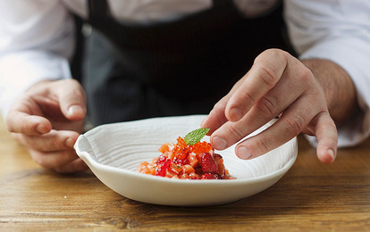 Тартар из лосося с имбирем и ягодами