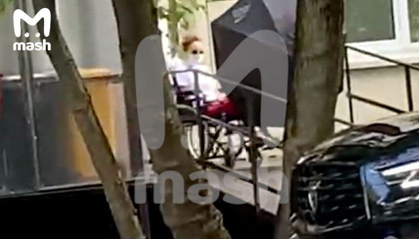 На инвалидной коляске: появилось видео выписки МакSим из больницы
