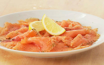 Лосось, маринованный с укропом и свежемолотым черным перцем