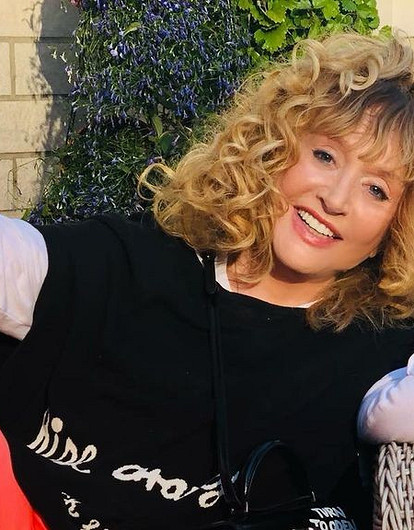 «Не улыбаться что ли?»: Алла Пугачева показала свои морщинки на честном фото