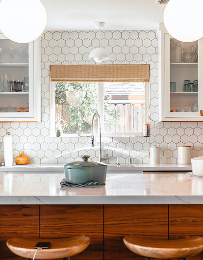 Маленькая белая кухня: плюсы и минусы (бонус: советы по декорированию)