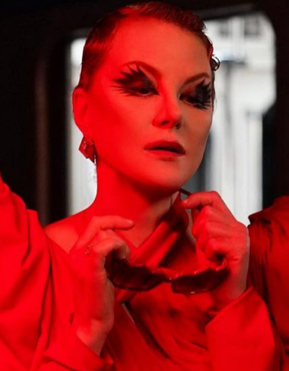 Красное на красном: дочь Ренаты Литвиновой дебютировала как дизайнер