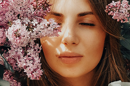 От чудо-шпильки до косметики по рецептам сибирских шаманов: 25 бьюти-новинок, которые стоит попробовать